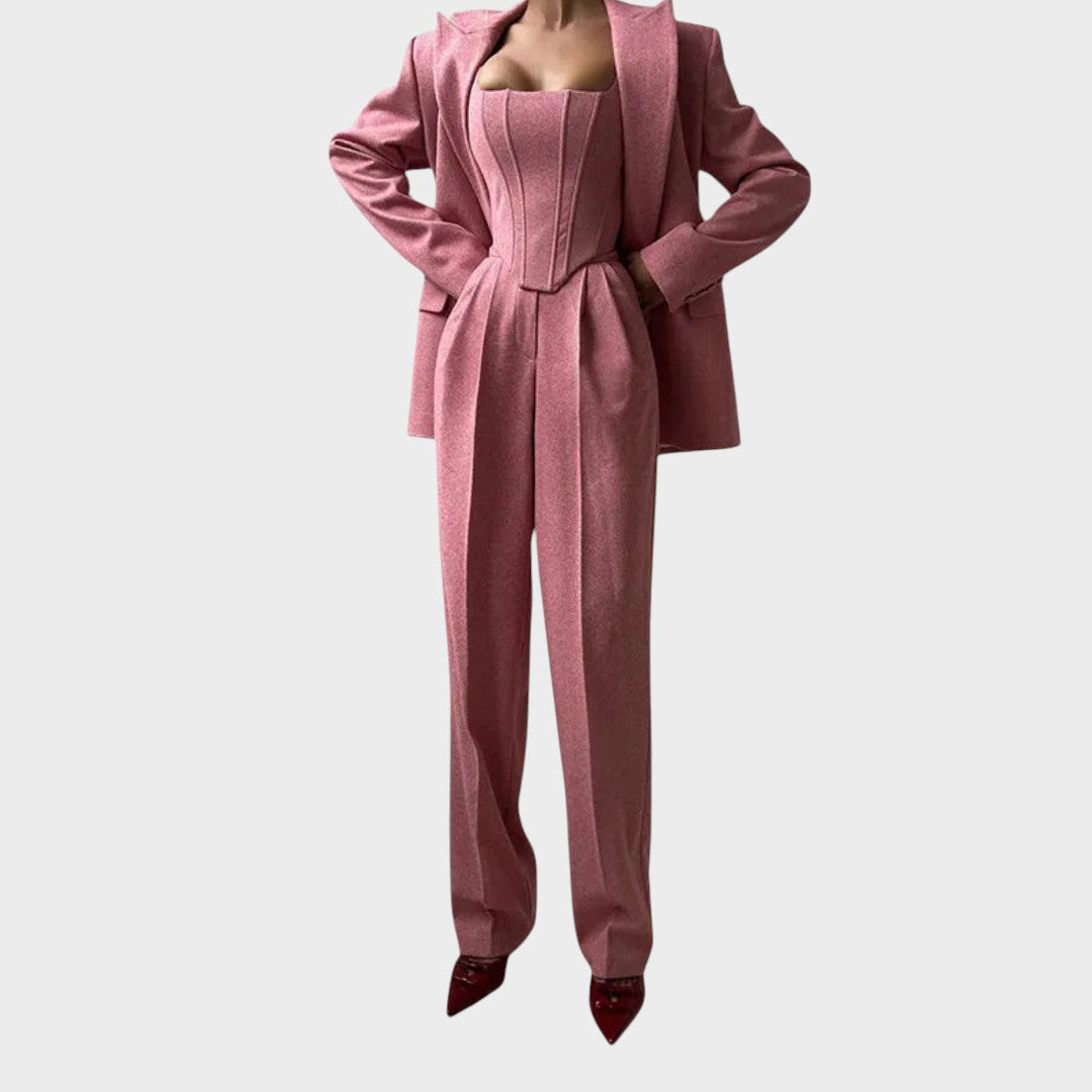 Каролина – Мощен Триделен Костюм