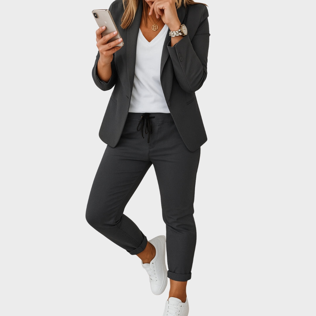 Ксенка – Софистициран Костюм