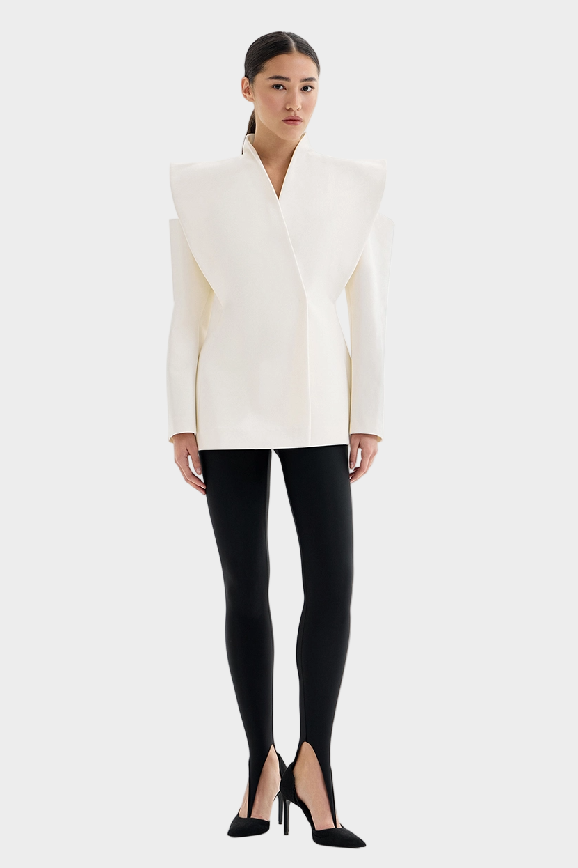 Скулптурно сако с акцентирано рамене