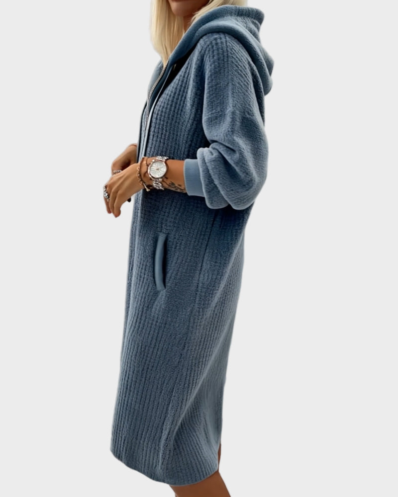 Ерика – Елегантна плетена вълнена рокля с качулка