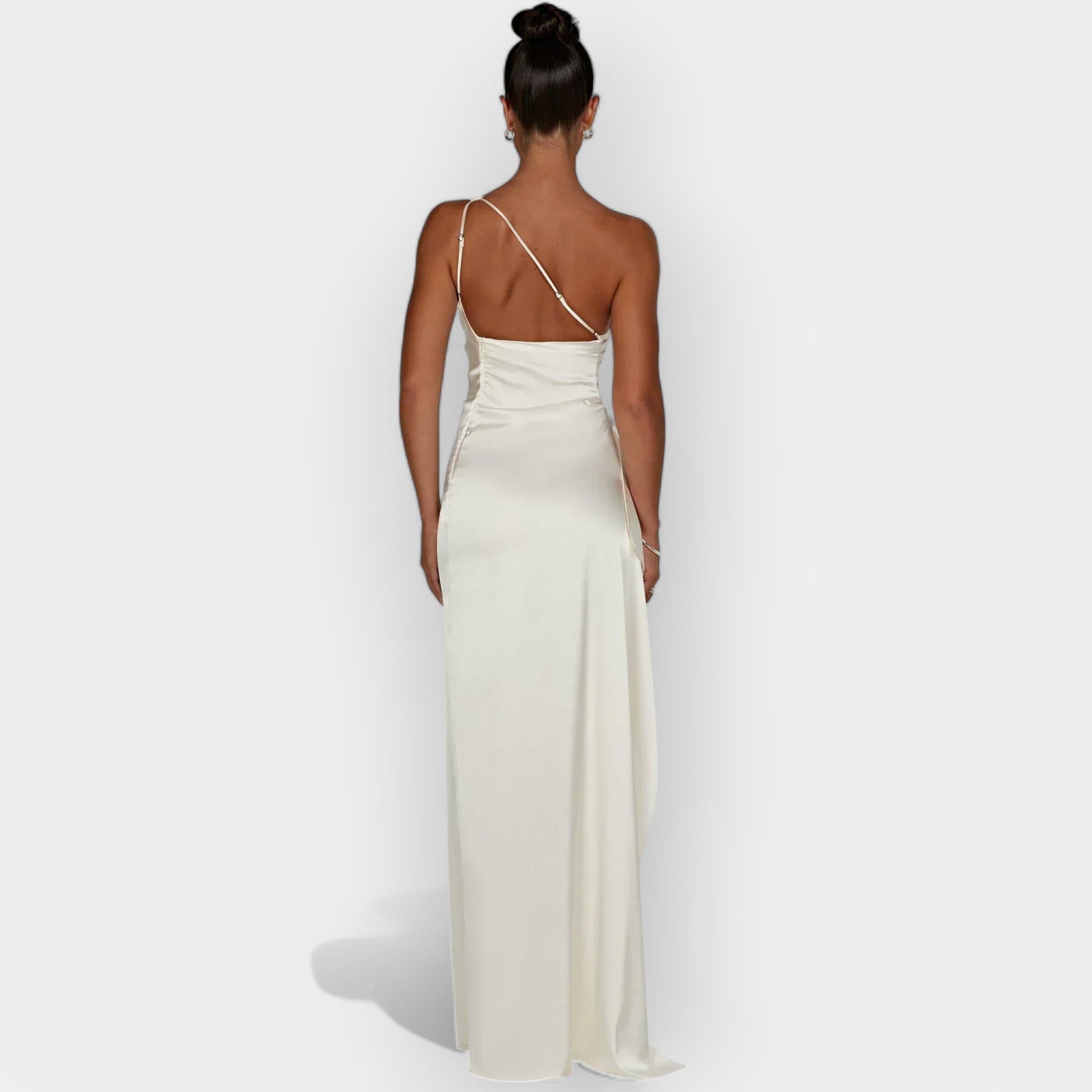 Сатенена Рокля за Аристократични Вечери