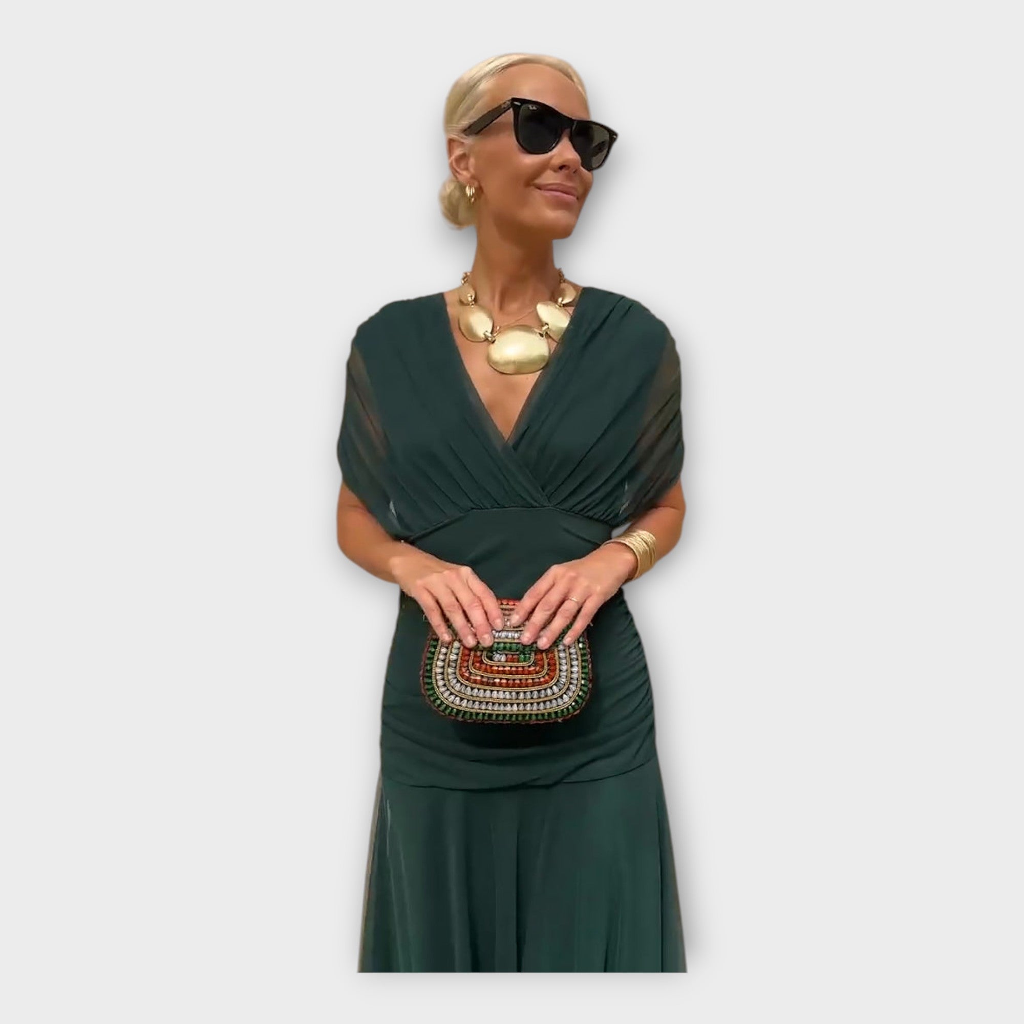 Въздушна Рокля с Впечатляващ Изрез