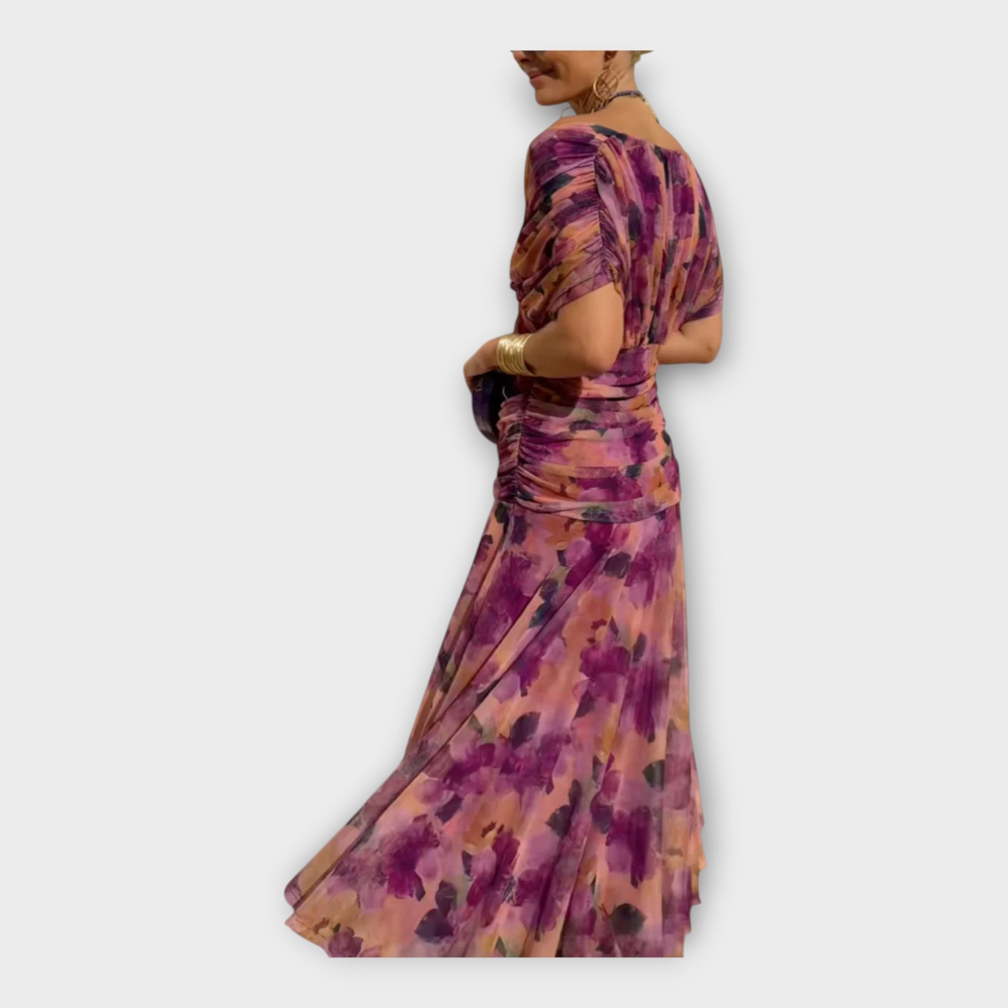 Въздушна Рокля с Впечатляващ Изрез